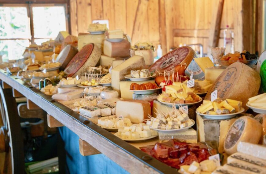🧺Formaggi che sanno di prato: è la magia dei mercati!🌿